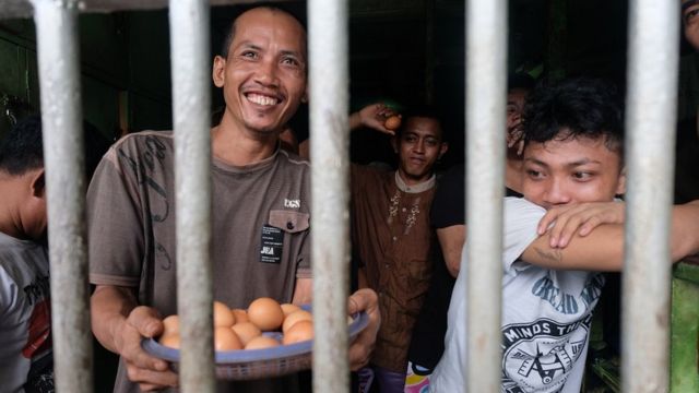 Ada narapidana yang ditugaskan membagi makanan dalam sel