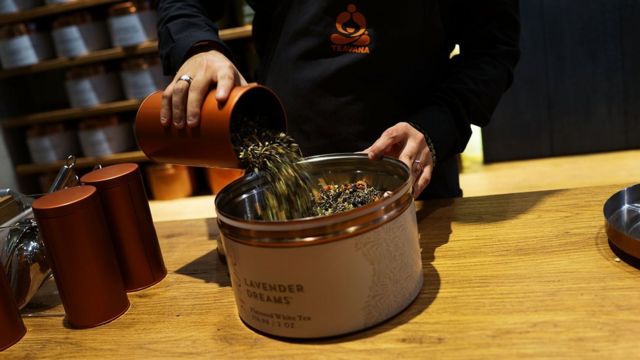 Seorang pegawai menuangkan daun teh di 'bar teh' Teavana yang baru dibuka pada tanggal 24 Oktober, 2013 di New York.