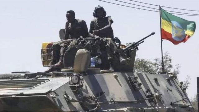 جنود يتمركزون فوق دبابة في إثيوبيا