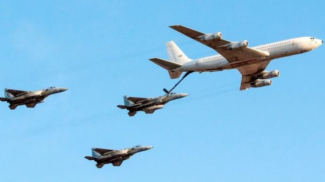 طائرة بوينج طراز كيه سي-135 ستراتوتانكر تعيد تزويد طائرة مقاتلة تابعة لسلاح الجو الإسرائيلي من طراز إف-19 إيغل بالوقود مع طائرتين أخريين، خلال عرض جوي (29 يونيو/حزيران 2017)