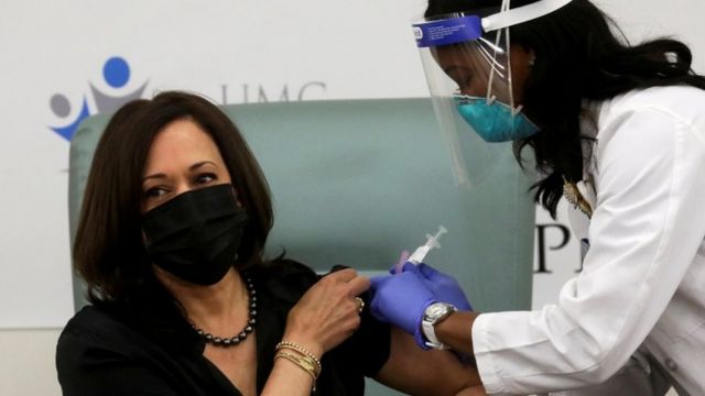 کامالا هریس روز سه شنبه در برابر دوربین های تلویزیونی واکسن زد