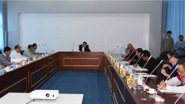 Daw Aung San Suu Kyi meets ethnic leaders