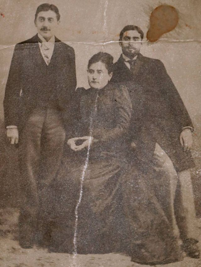 Marcel Proust (izq), su hermano Robert (der) y su madre Jeanne Weil Proust (centro).