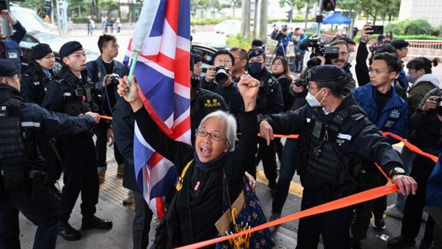 著名社运人士王婆婆在法院外抗议