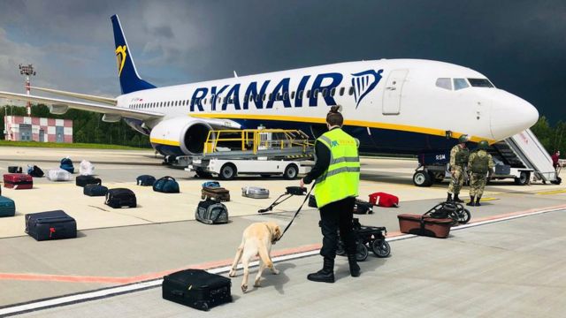 Contrôle des bagages d'un vol Ryanair le 23 mai 2021