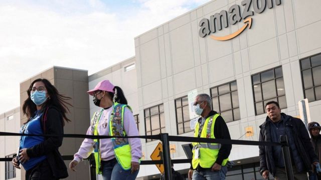 Funcionários da Amazon reunidos em frente à empresa