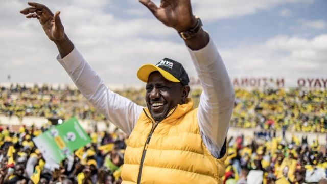 Le vice-président et candidat à la présidence du Kenya, William Ruto, du parti politique Kenya Kwanza (Kenya first), fait des gestes pendant le rassemblement du dernier jour de campagne au Nyayo National Stadium à Nairobi, le 6 août 2022.