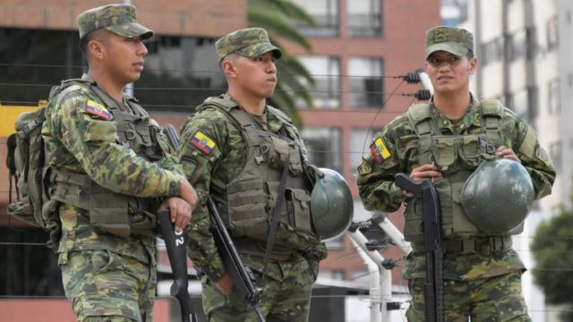 Tres militares a las afueras de la sede del Consejo Nacional Electoral de Ecuador