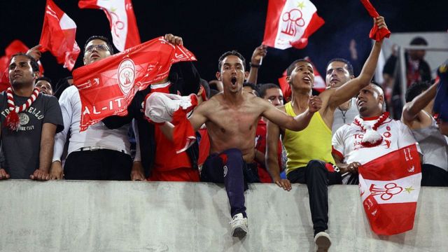 صورة قديمة من عام 2010، يظهر فيها مشجعو فريق الاتحاد أثناء مبارة ضد نادي الأهلي المصري.