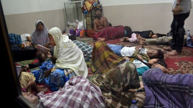 Sejumlah warga mengungsi ke Masjid Jami Al-Mu'min di Kampung Laba, Kecamatan Labuan, Pandeglang, Banten, Sabtu (22/12) malam.