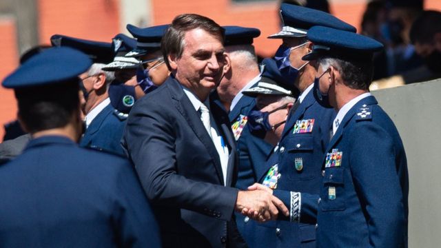 Bolsonaro saluda a militares .