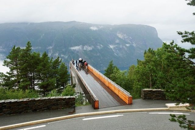 Warga Norwegia menerapkan konsep friluftliv, yang berarti 'hidup di alam terbuka'