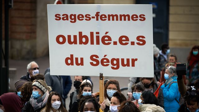 Un cartel con lenguaje inclusivo en una protesta en Francia