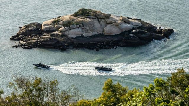 Barcos militares de la Unidad de Patrulla y Reconocimiento Anfibio de Taiwán patrullan las islas Matsu el 9 de abril de 2023.