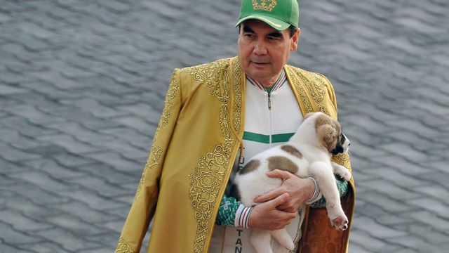 Гурбангулы Бердымухамедов с собакой породы алабай (среднеазиатская овчарка). Наряду с ахалтекинским конем алабай является национальным достоянием Туркменистана.