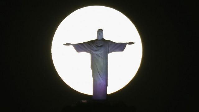 La estatua del Cristo Redentor enmarcada por la superluna en Río de Janeiro, Brasil, 26 de mayo 2021