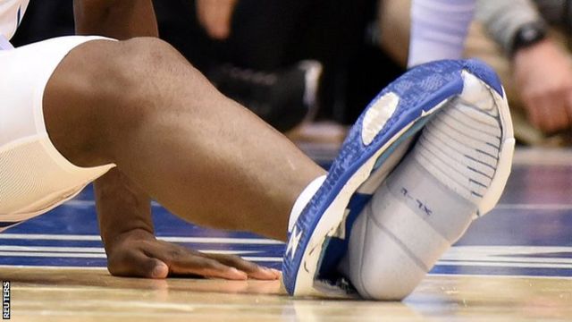Ecología cicatriz Retocar Zion Williamson injured as Nike shoe falls apart after 33 seconds - BBC  Sport