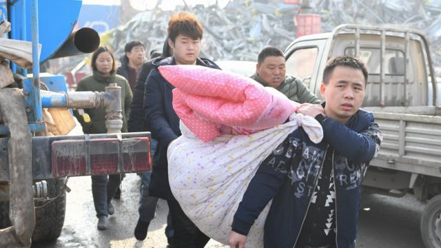 北京大兴区发生火灾后，当局开始所谓“腾退”工作，大量有安全隐患的廉价公寓和市场被拆除，众多外地打工者“卷起铺盖走人”。(photo:BBC)