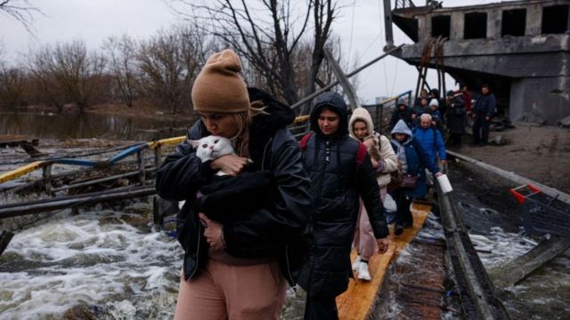 Что рассказывают беженцы из Украины и европейские волонтеры - BBC News ...