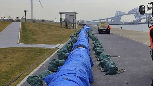 Floating structure on a road.