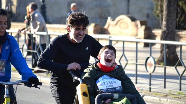 El padre español que corre maratones empujando a su hijo en silla de ruedas  - BBC News Mundo