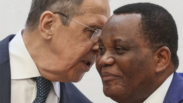 El canciller ruso Sergei Lavrov y su homólogo Jean-Claude Gakosso, de Congo