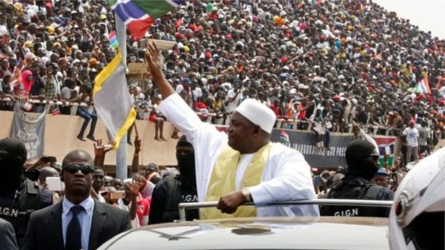 Adama Barrow na gaisawa da dubban magoya bayansa a filin wasa na Independence