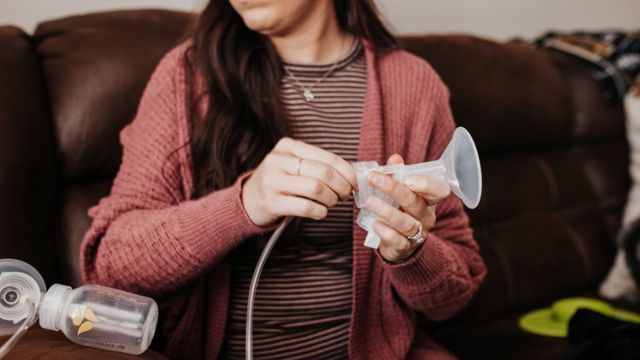 உலக தாய்ப்பால் வாரம்: தாய்ப்பாலை சேமிப்பது எப்படி? மிஷின் பயன்படுத்துவது பாதுகாப்பானதா?