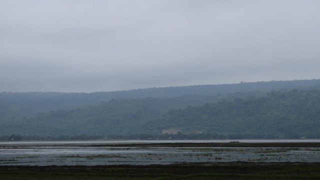 দূরে দেখা যাচ্ছে মেঘালয়ের পাহাড়