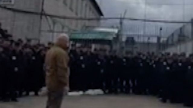 Imagem de um vídeo em que o grupo Wagner recruta presos russos