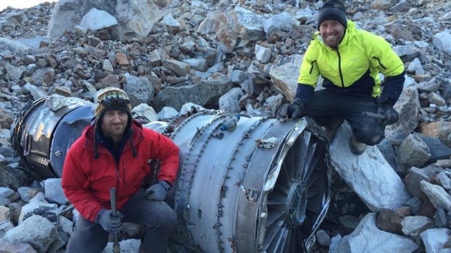Futrell y Stoner con partes del avión estrellado en Bolivia.