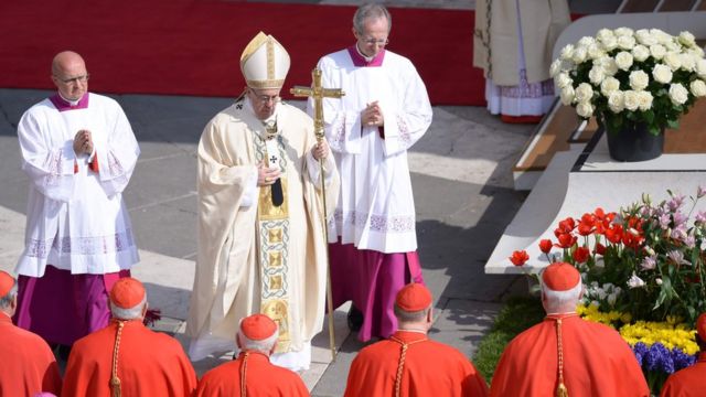 Katika ibada ya kuamkia leo Papa Francis aliwahimiza waumini wasiwapuuze wahamiaji na maskini.
