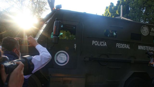 Forças federais em Culiacán guardam a partida do comboio de Ovidio Guzmán na Procuradoria da Cidade do México.