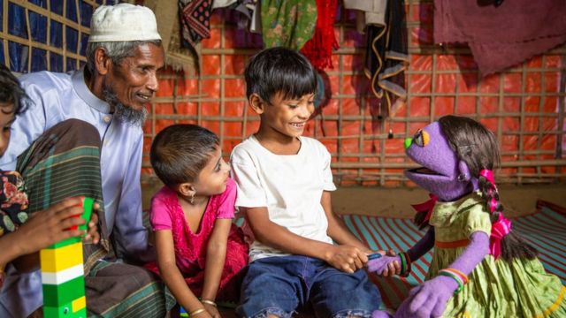 Cox's Bazaar'daki Arakanlı mülteci çocuklar kuklalarla tanıştı.