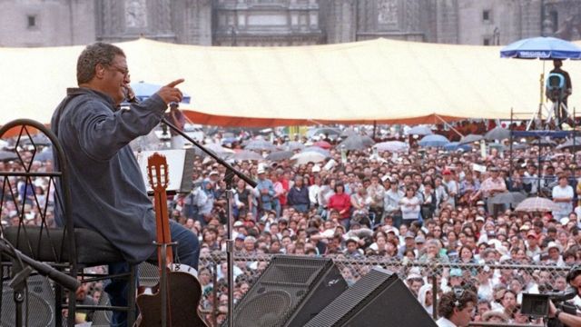 Pablo Milanés in the Plaza del Zócalo in Mexico City in the year 2000