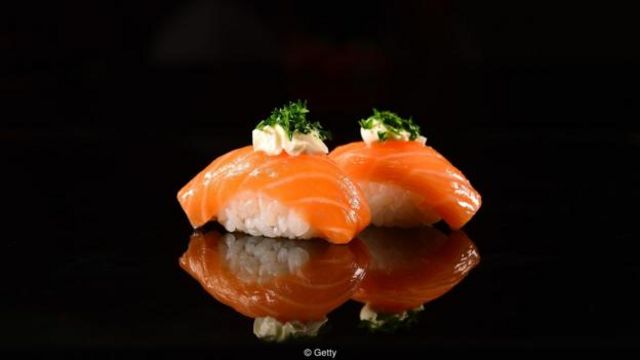 Hai miếng sushi nigiri chứa khoảng 0,5g muối - nhưng 1 thìa canh xì dầu rưới vào là 2,2g, tổng cộng là 2,7g