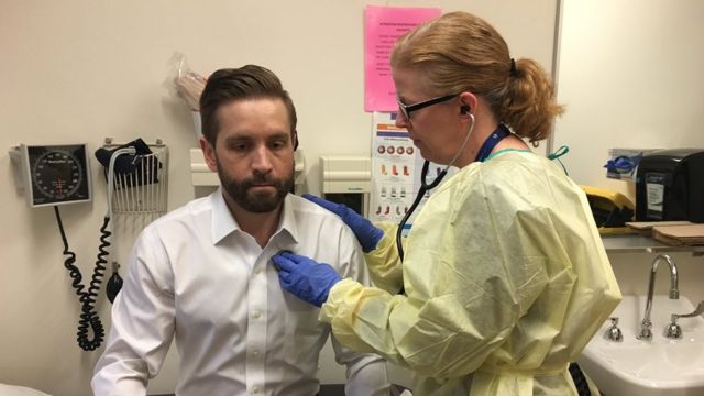 La doctora Anne Stephenson escucha el latido del corazón del paciente Erick Bauer.