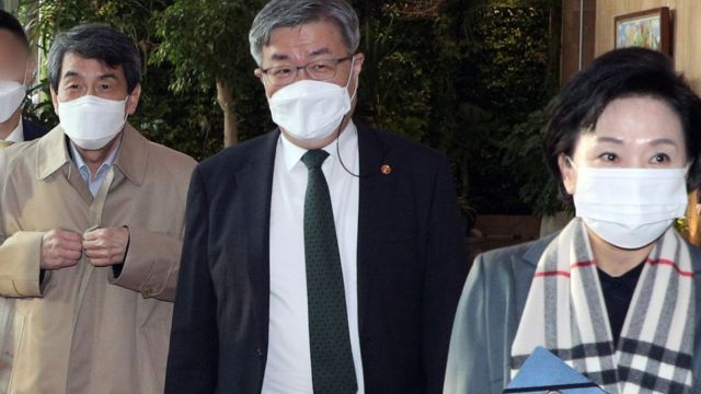 Minister of Land, Infrastructure and Transport (from right) Kim Hyun-mi, Minister of Employment and Labor Lee Jae-gap, and Lee Dong-geol, president of the KDB Development Bank, leave the building after completing a meeting of ministers related to strengthening industrial competitiveness at the Seoul Government Complex in Jongno-gu, Seoul, on the morning of 16.