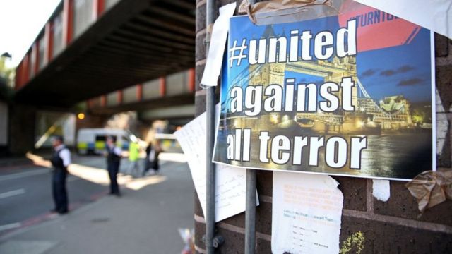 Letrero que dice "unidos contra el terror".