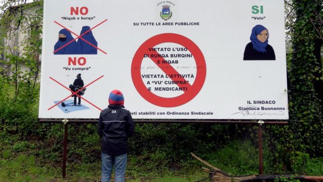 Letrero anunciando la prohibición de burkinis y burkas en Varallo.