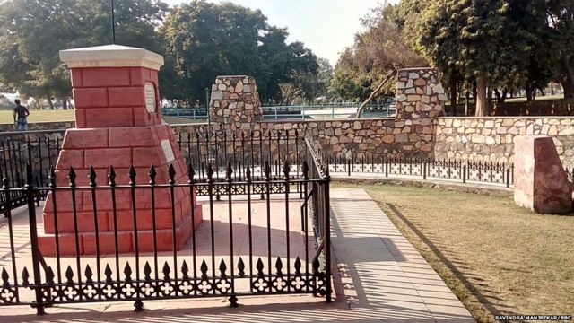 'काला आंब'- पानिपतावर झालेल्या युद्धांचे स्मारक.