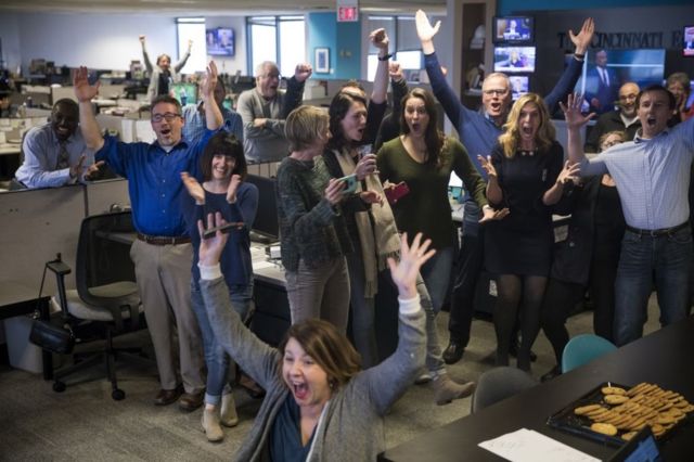 La redacción del diario The Cincinnati Enquirer celebra al ganar el Pulitzer el 16 de abril de 2018
