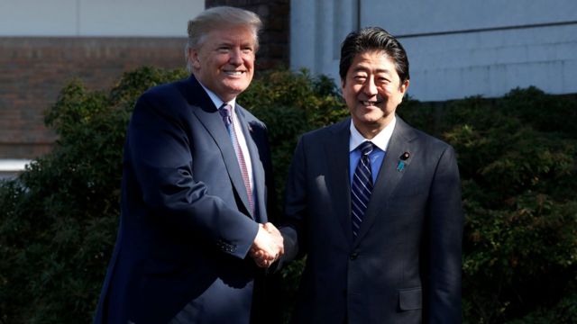 特朗普(左)与安倍晋三(右)在埼玉县霞关乡村俱乐部外朝着记者握手合照(5/11/2017)