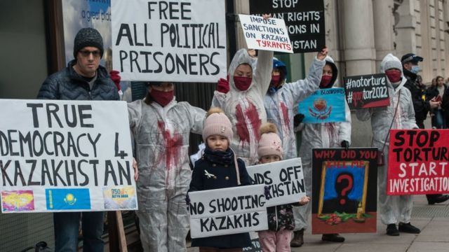 Ativistas protestam em Londres contra violações dos direitos humanos no Cazaquistão