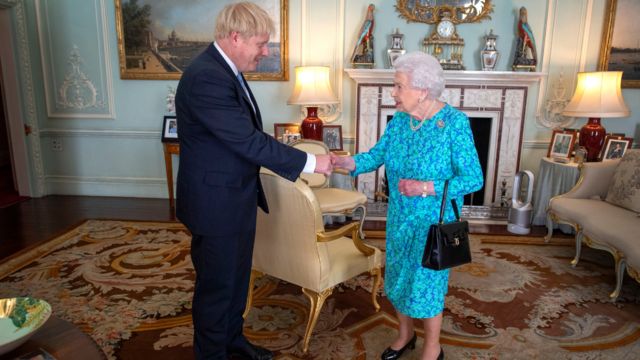 2019年，脱欧协议迟迟不能通过使梅首相黯然辞职后，约翰逊继任，到白金汉宫接受女王的任命。(photo:BBC)