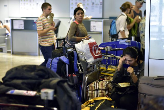 mexicanos varados en el aeropuerto de Madrid-Barajas