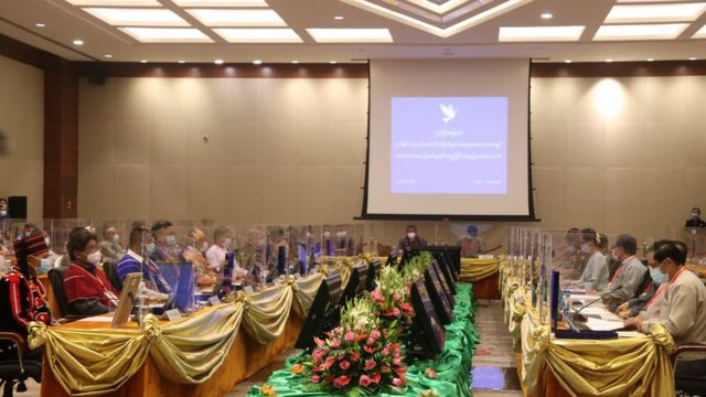 'ခွဲမထွက်ရ' ဆိုတဲ့ စကားလုံးကို ညှိနှိုင်းမရခဲ့လို့ ဆွေးနွေးမှုတွေ တစ်ဆို့ခဲ့