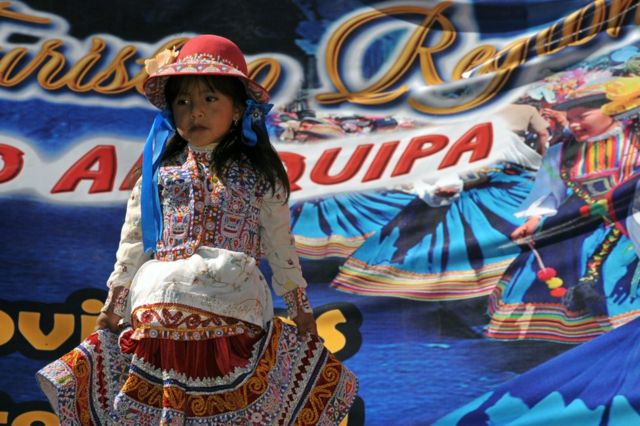 Una niña vestida con traje tradicional en Arequipa, Perú, el 1 de agosto de 2010.