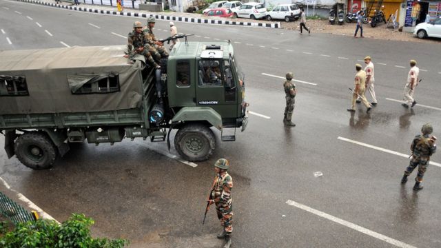 印度2019年开始修改宪法取消了印控克什米尔的自治地位，目前仍在当地布置重兵实施严格的军事管制。(photo:BBC)