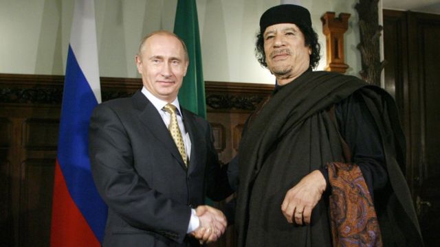 الرئيس الروسي فلاديمير بوتين والقائد الليبي الراحل معمر القذافي في موسكو عام 2008